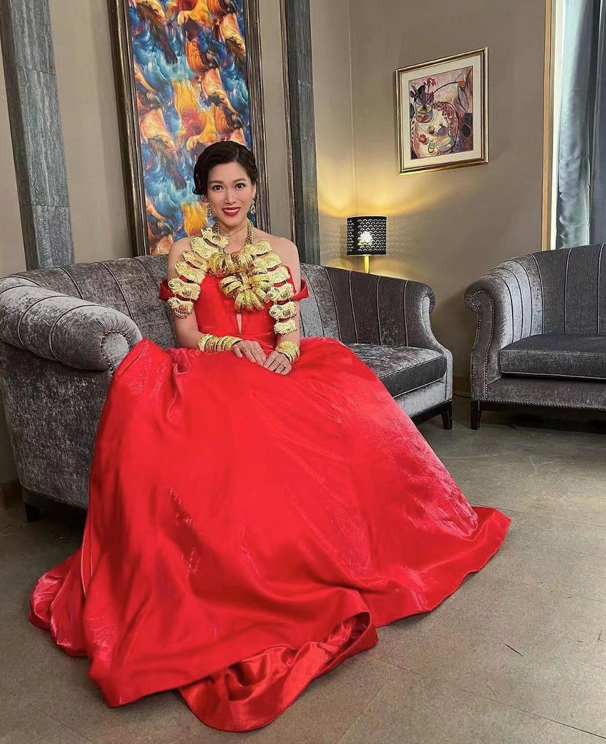 45岁林淑敏晒剧中结婚造型！脖子挂满黄金首饰，手腕上戴10个手镯休闲区蓝鸢梦想 - Www.slyday.coM