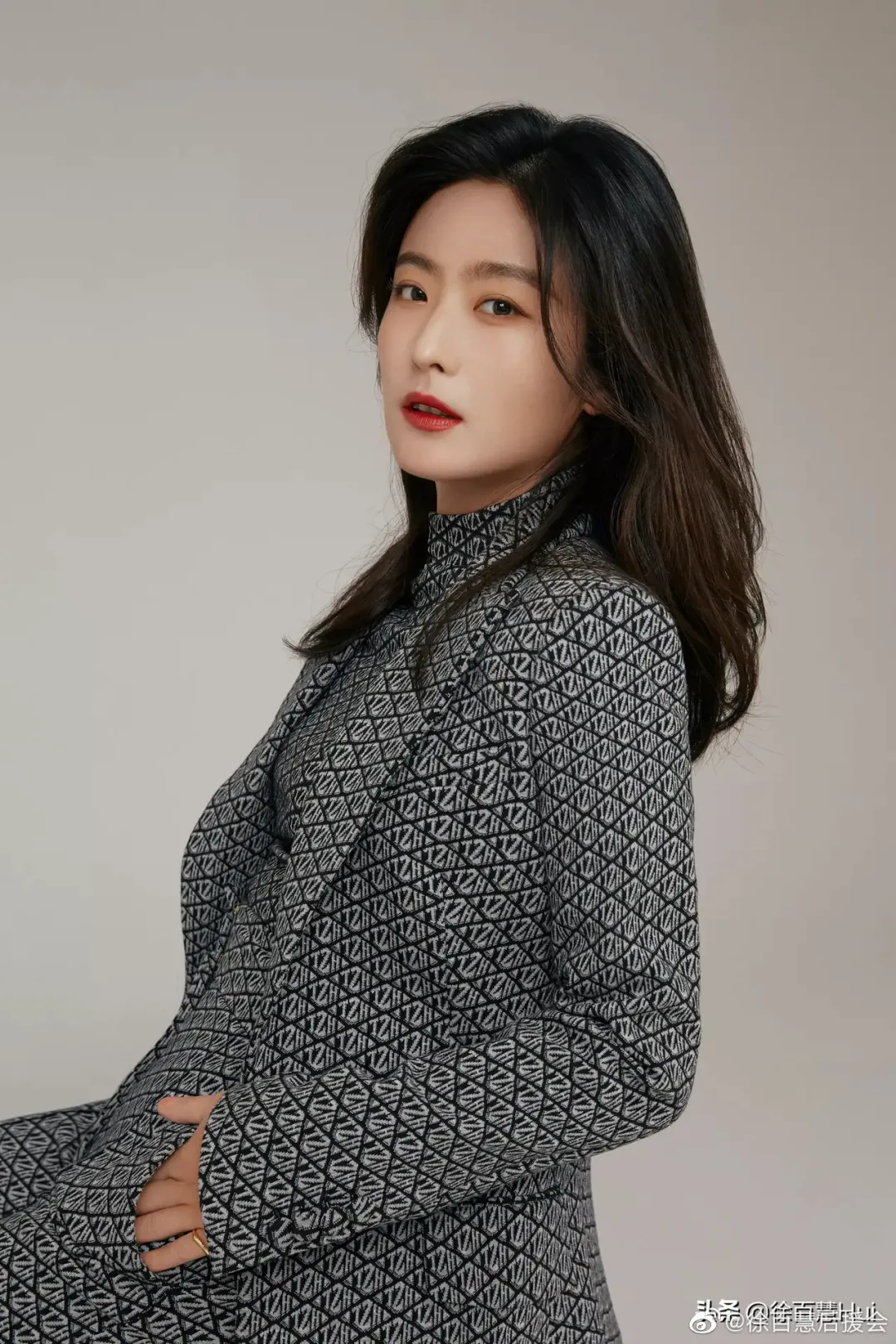 演员奖的提名;另一部大热的宫斗剧《延禧攻略》里,徐百慧饰演了性情软