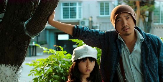 张子枫在陶虹的强力推荐下,出演了徐峥主演的《摩登年代》,饰演女儿丢