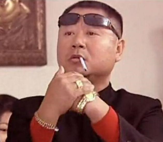 要知道,当年这一代年轻人可以说是最鄙视"大金链子"那群人.