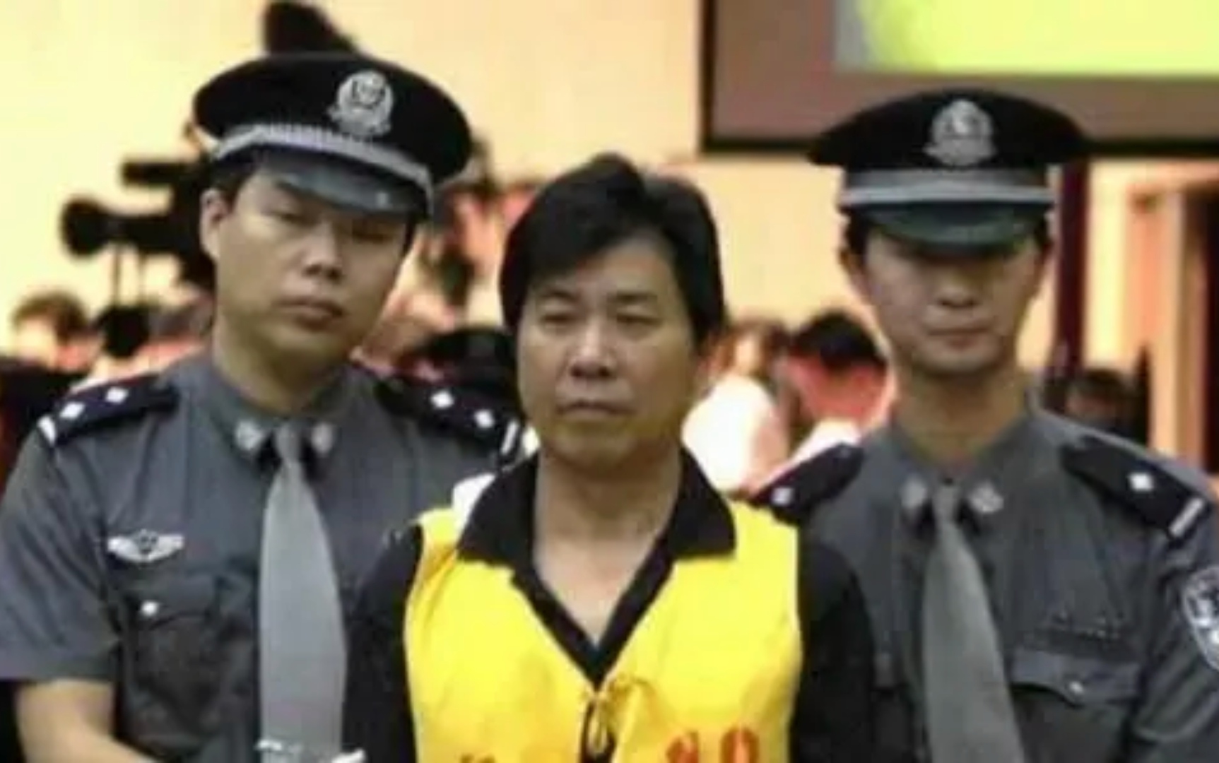 2000年郑州银行大劫案,父子上阵仅用5分钟,劫走200余万巨款休闲区蓝鸢梦想 - Www.slyday.coM 2000年郑州银行大劫案,父子上阵仅用5分钟,劫走200余万巨款休闲区蓝鸢梦想 - Www.slyday.coM