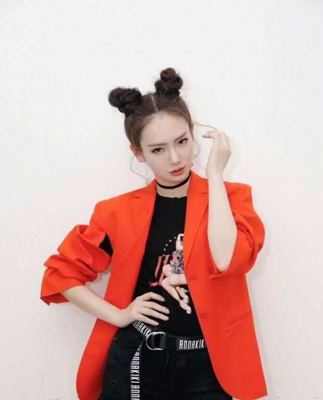 和我们理解的黑长直女神形象还不太一样|戚薇|发型|女神_新浪新闻