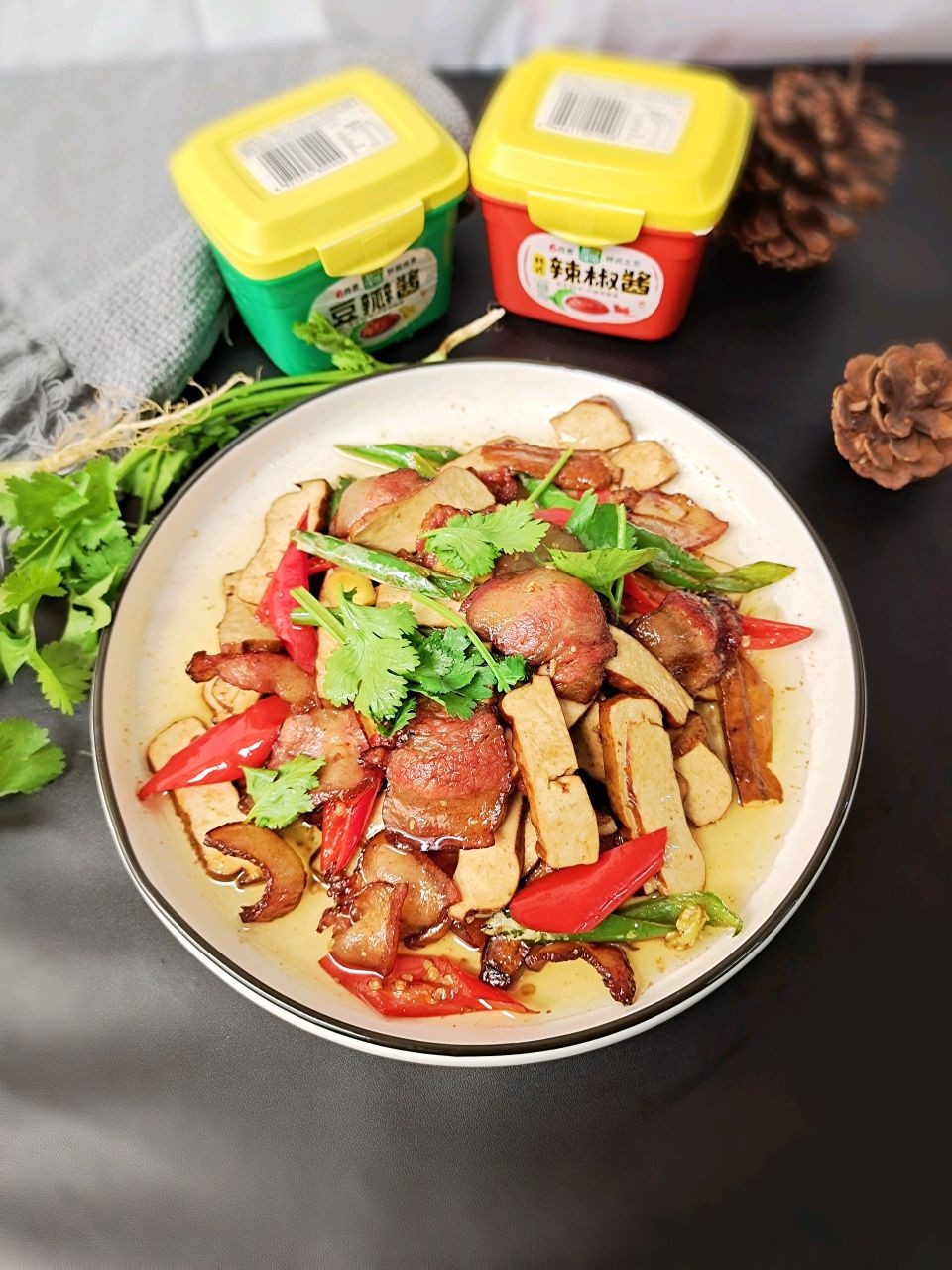 酱香腊肉炒香干色泽鲜艳好吃还下饭色香味俱全