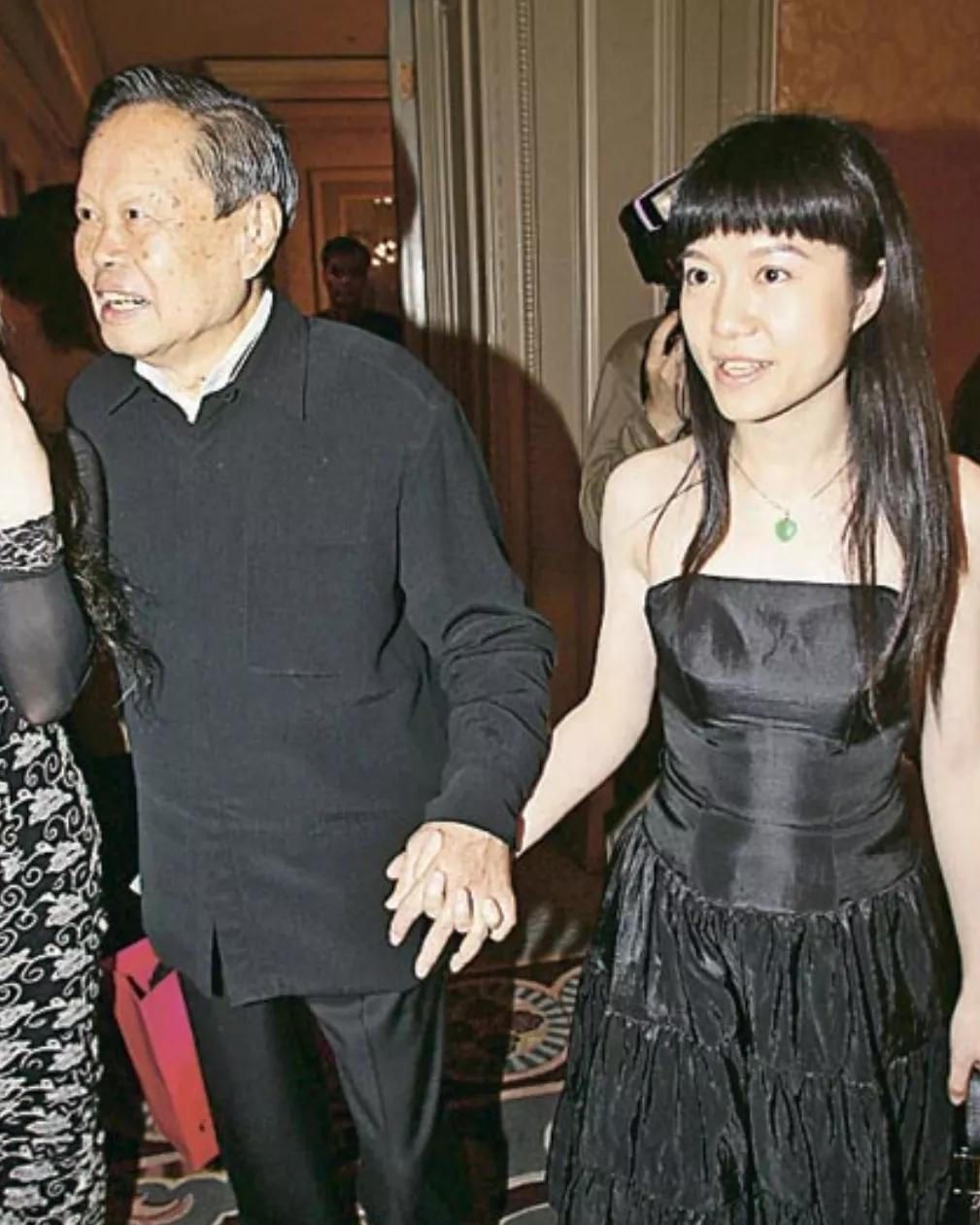 您的腰再弯在我心里依然伟岸翁帆穿红衣为杨振宁庆祝百岁生日