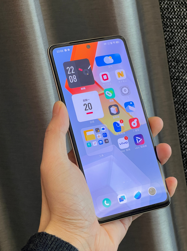 在新旧交替的时间点上媒体认为iqooneo5s是个不错的选择