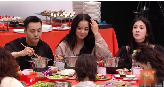 张碧晨主动邀请华晨宇来家做客,庆祝女儿落户成功,手上钻戒抢镜休闲区蓝鸢梦想 - Www.slyday.coM 张碧晨主动邀请华晨宇来家做客,庆祝女儿落户成功,手上钻戒抢镜休闲区蓝鸢梦想 - Www.slyday.coM