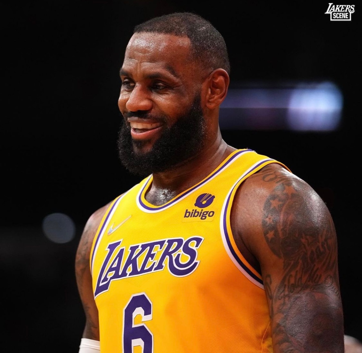 今天的詹姆斯,打完比赛终于笑了