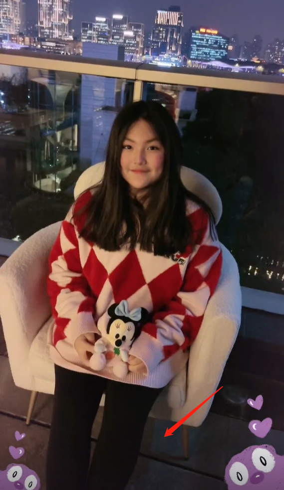 12岁王诗龄近照瘦一大圈下巴尖成锥子形状穿紧身裤双腿十分细