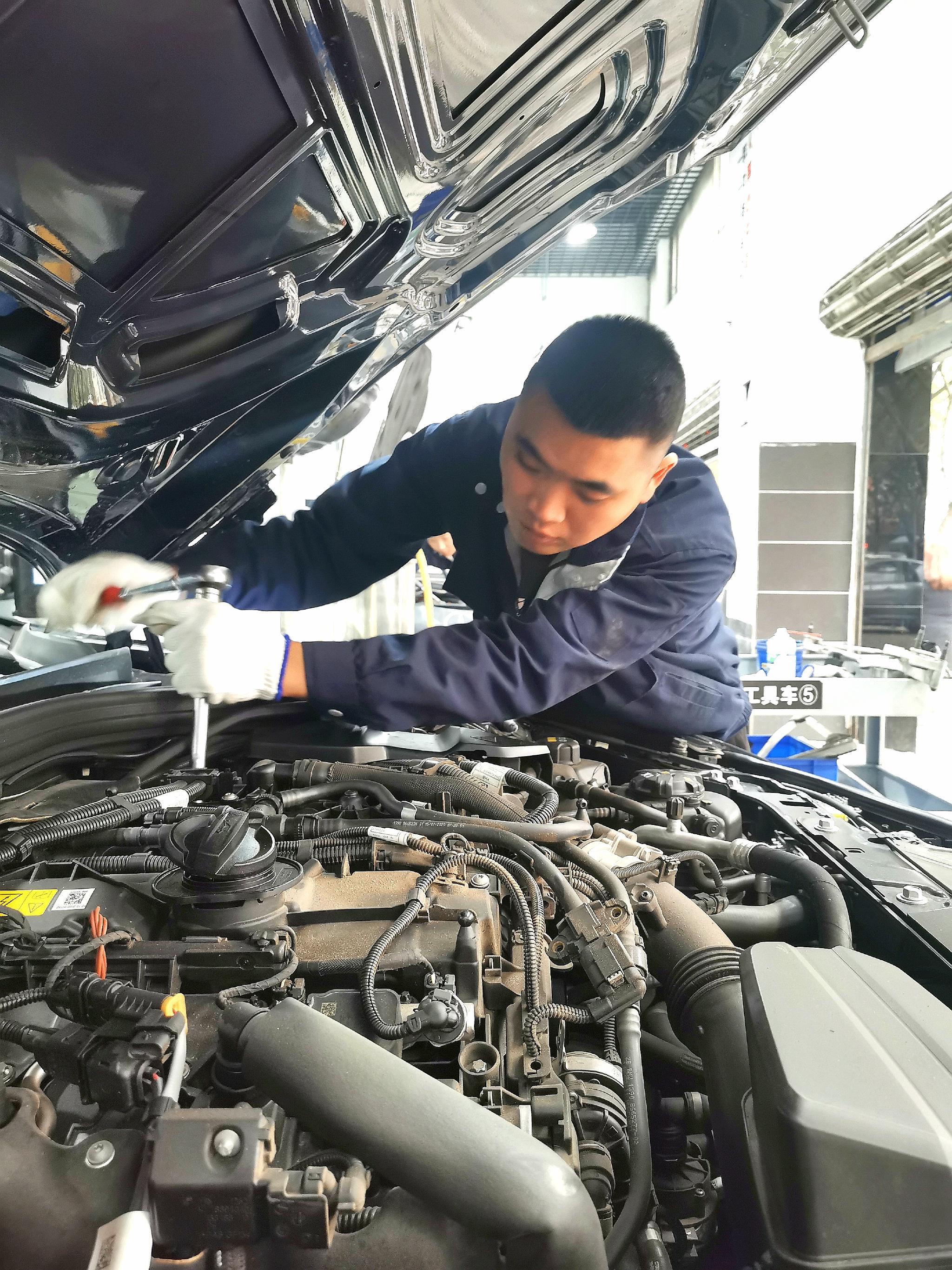 重庆金钣手汽车维修保养之干冰清洗汽车积碳