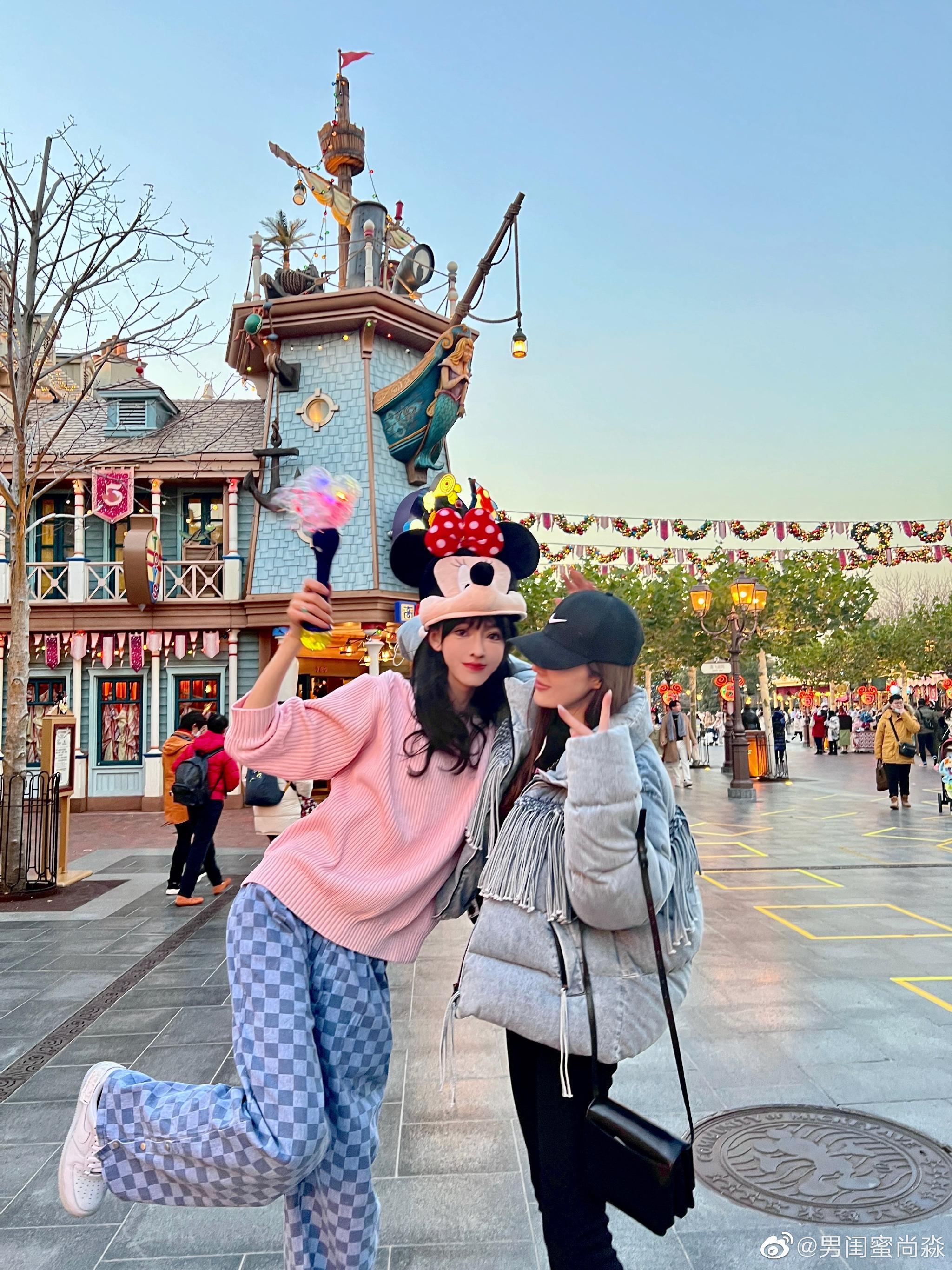 迪士尼在逃美妆博主迪士尼拍照攻略穿搭烟花氛围感