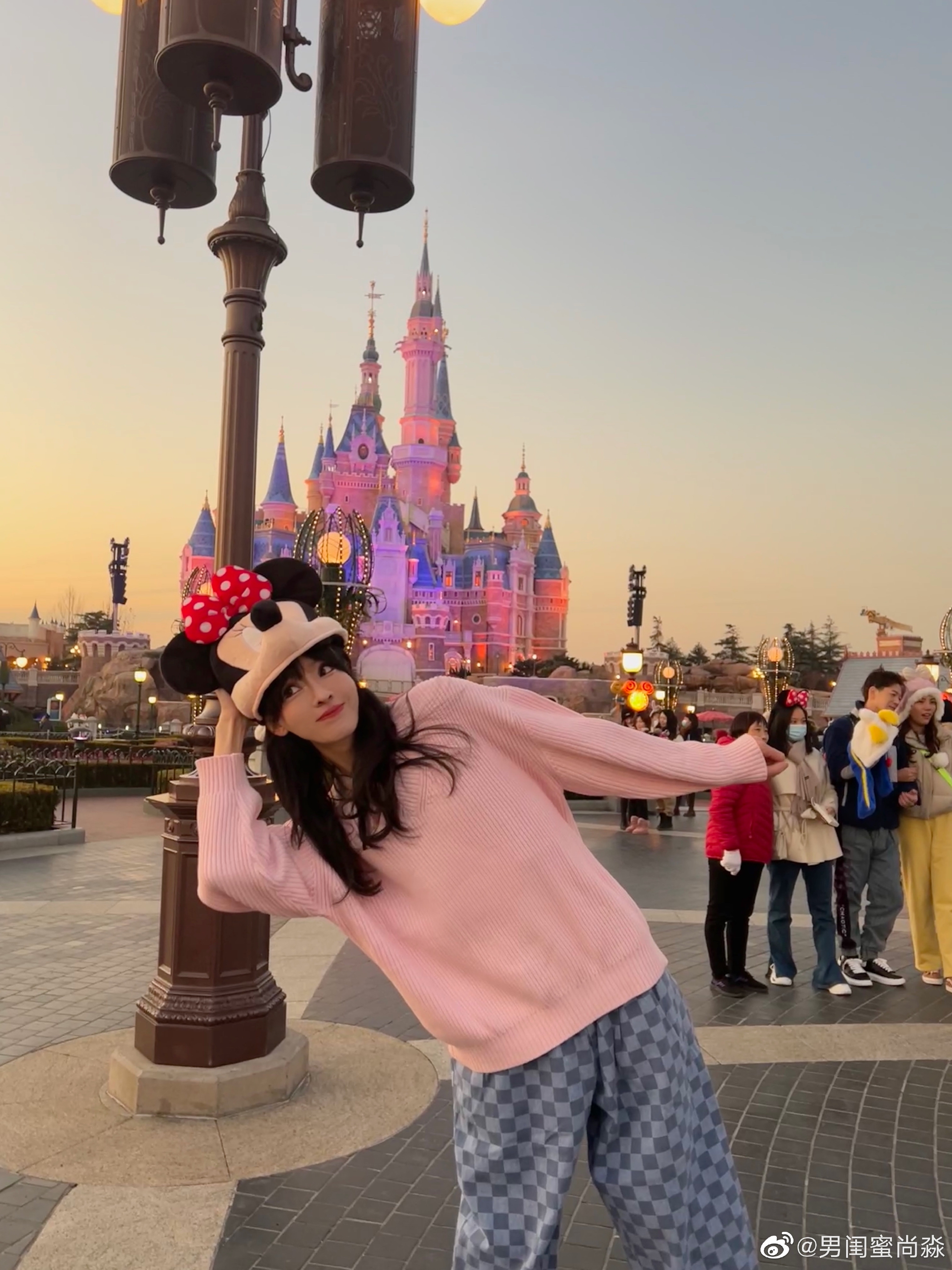 迪士尼在逃美妆博主迪士尼拍照攻略穿搭烟花氛围感