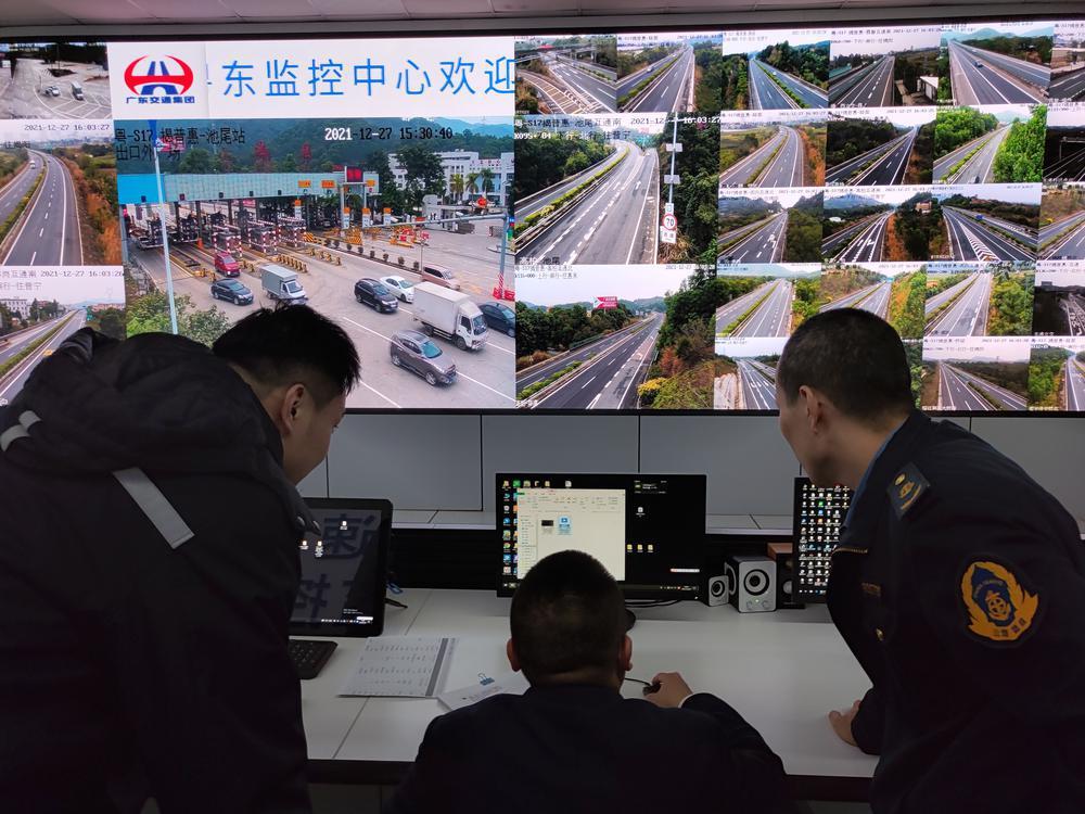 撞坏高速公路隔离带后逃逸，货车司机2小时后被找到并赔偿万余元休闲区蓝鸢梦想 - Www.slyday.coM