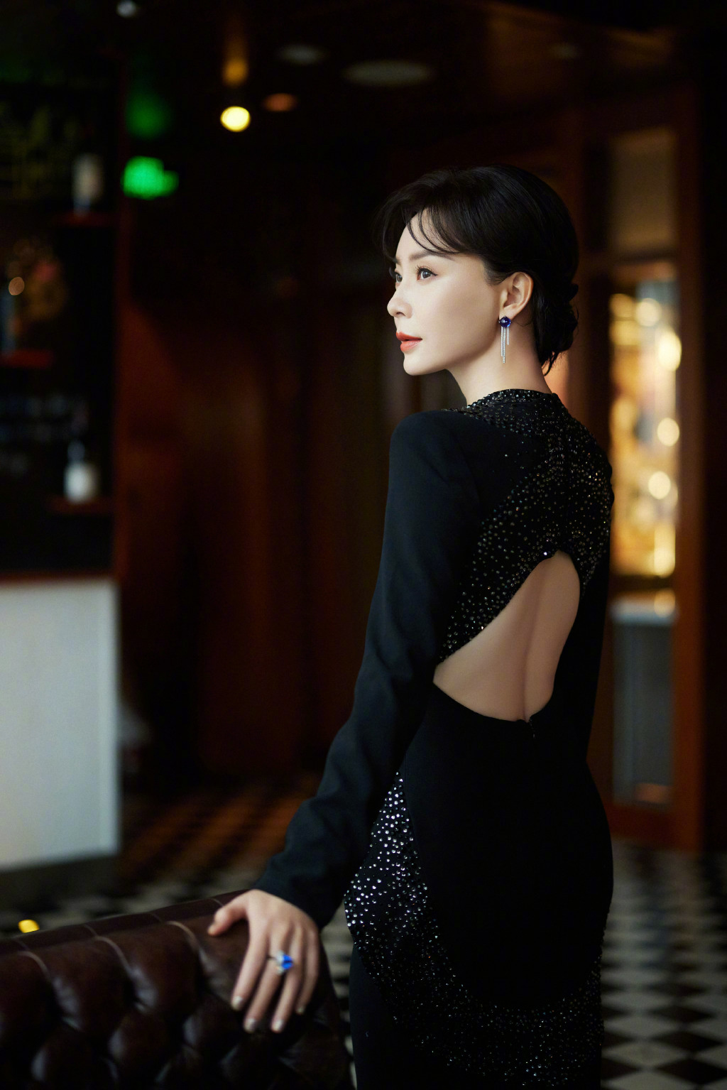 44岁陈数身穿黑色鱼尾裙长发挽起尽显温婉气质