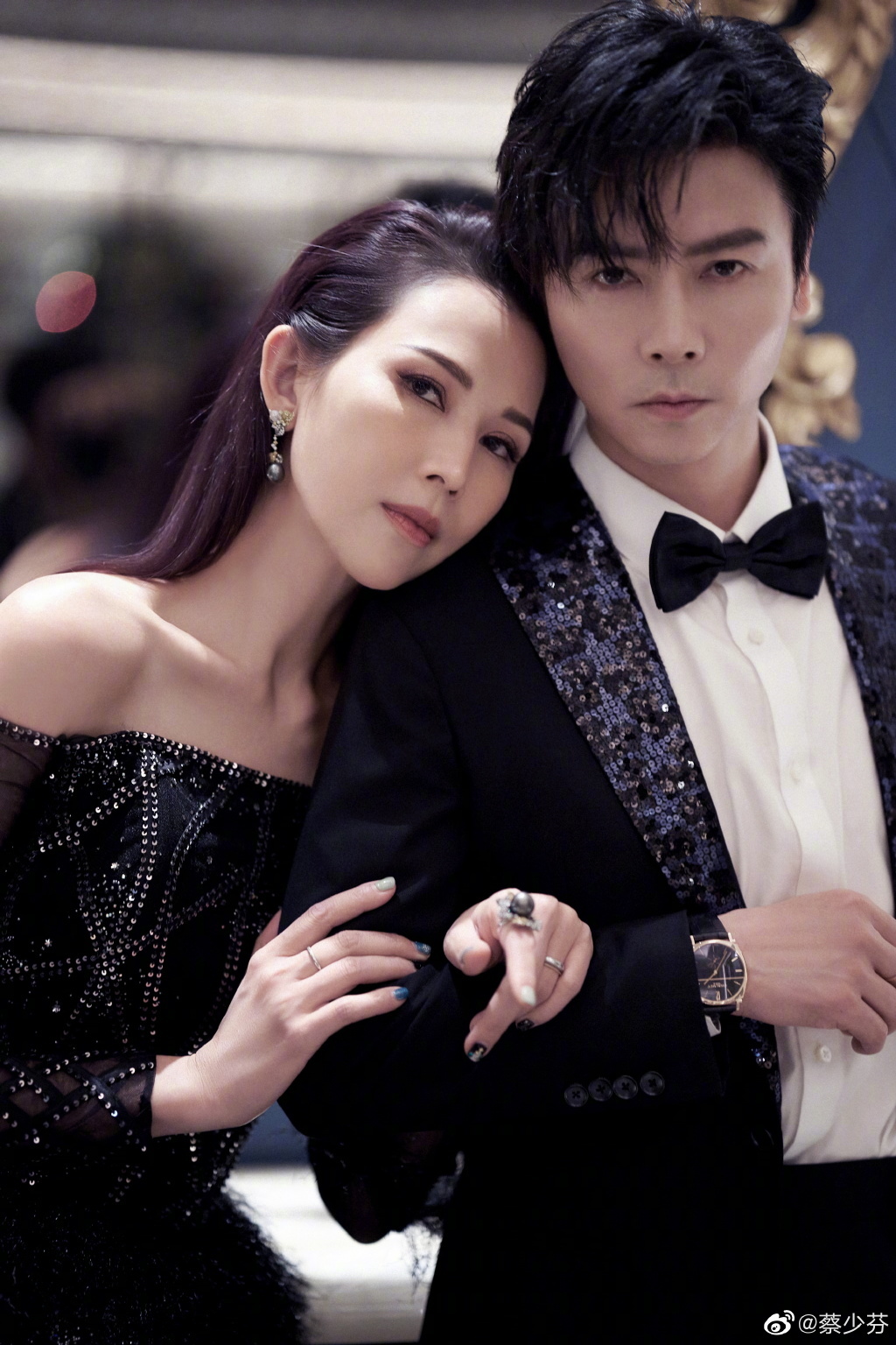 张晋蔡少芬合体拍大片 两人穿同色系情侣装超甜蜜