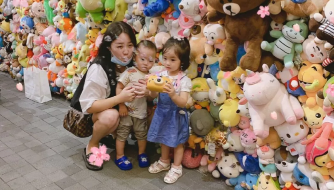 图片来源:网络走出法庭,陈美霖去了安葬两个孩子骨灰的天台寺.