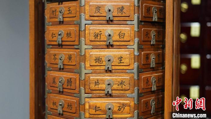 磐安江南药镇博览馆内一只已有百年历史的中药盒。董易鑫 摄