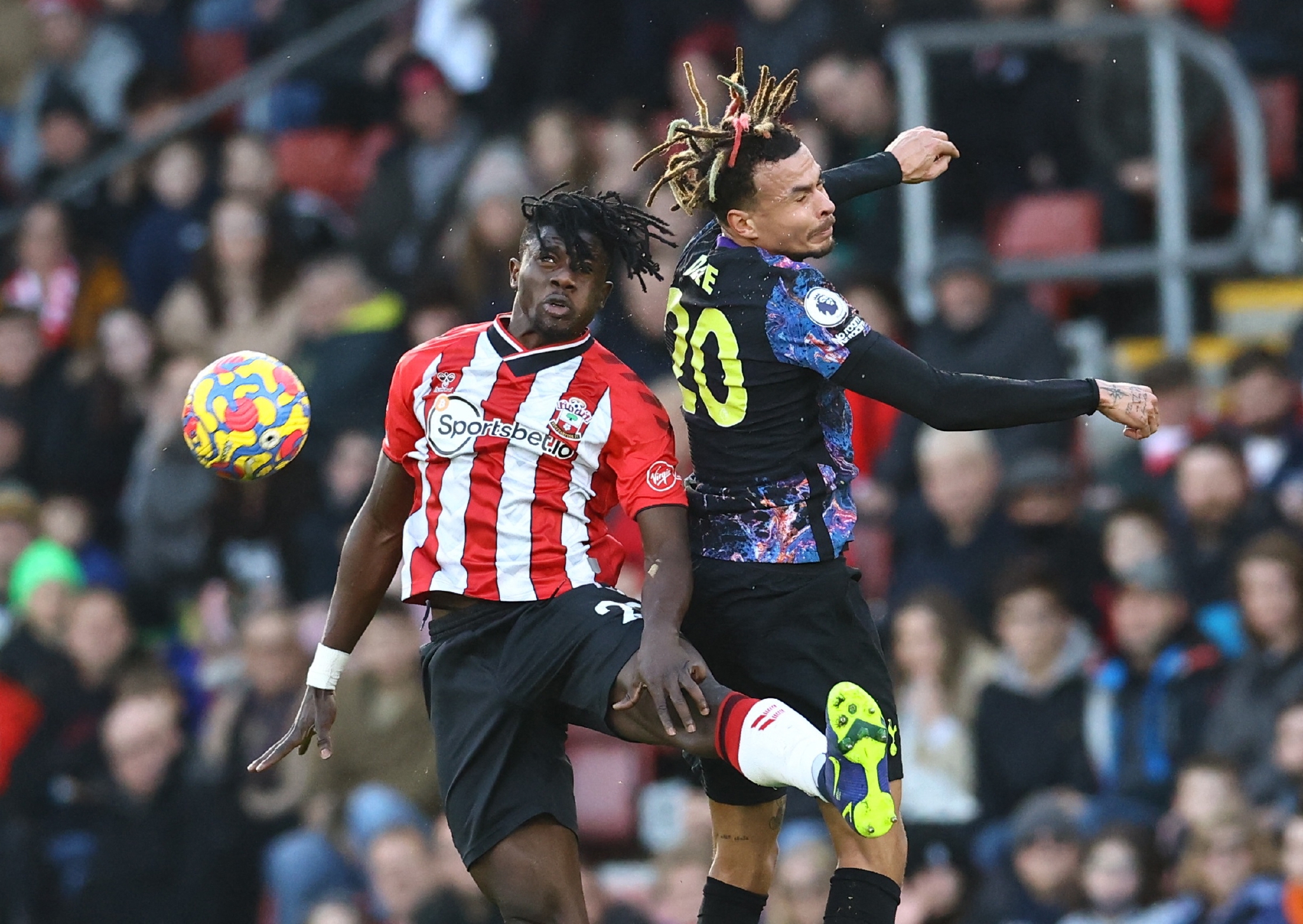 热刺队守门员洛里在比赛中未能扑出南安普顿队球员沃德-普劳斯的射