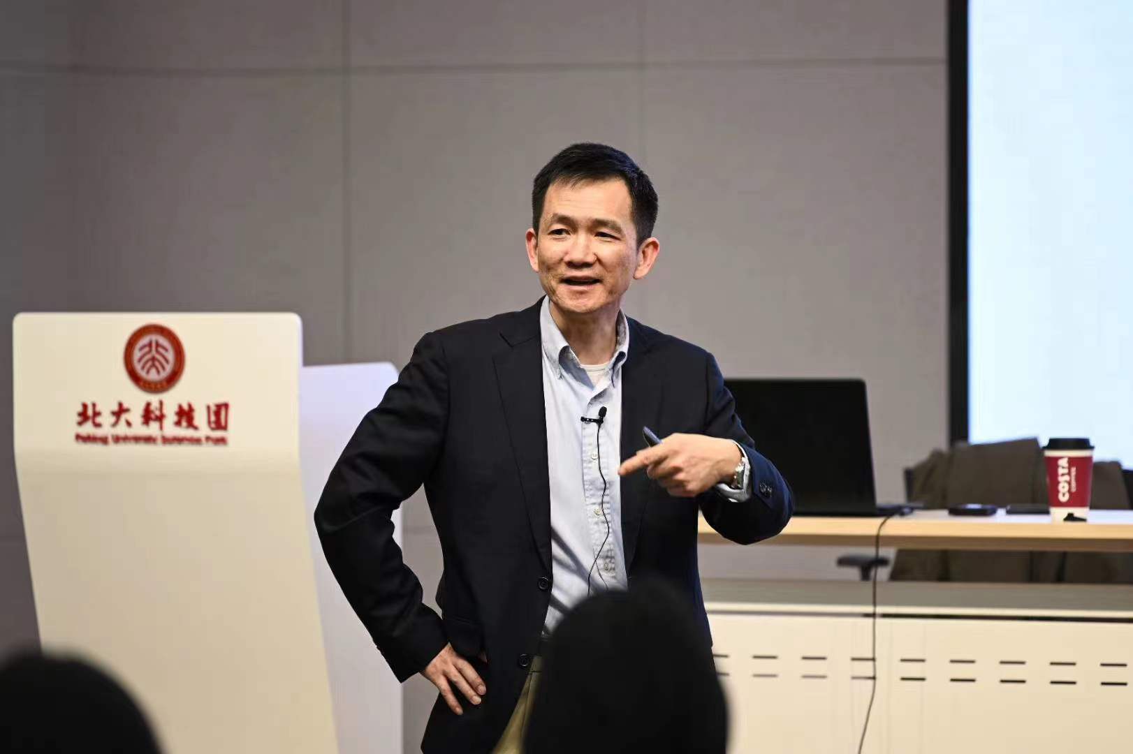 北京大学姚洋：消费是国内经济执牛耳者 可现金补贴低收入者