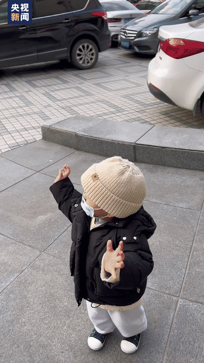 △诺一跑着跳着进医院接受治疗