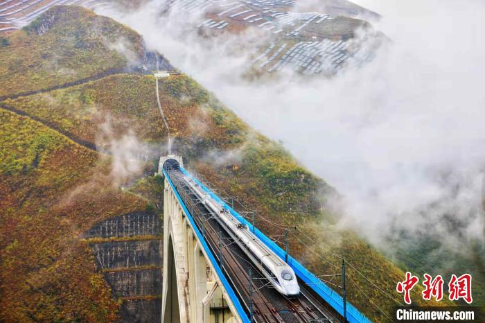 图为行驶在云南铁路上的动车组列车。徐章位 摄