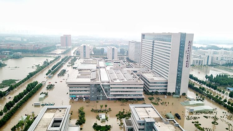 ▲7月22日，被大水围困的郑州阜外医院。新京报记者 王飞 摄
