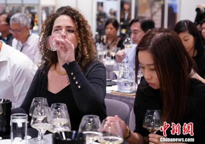2019年，香港，众多行家参加葡萄酒品酒会。中新社记者 张炜 摄