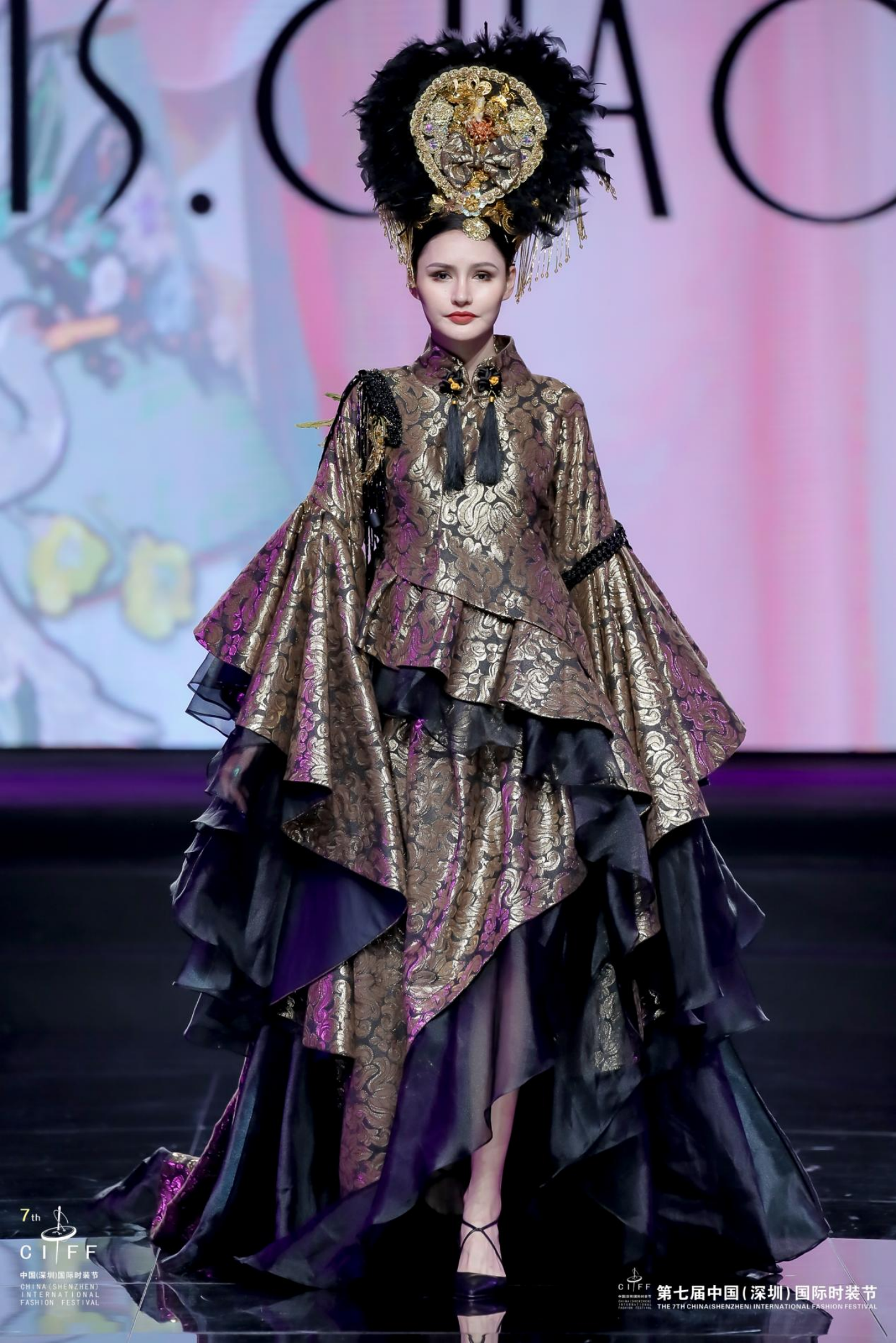 张义超作品金憓作品深圳市时装设计师协会会长周世康表示,非遗服饰