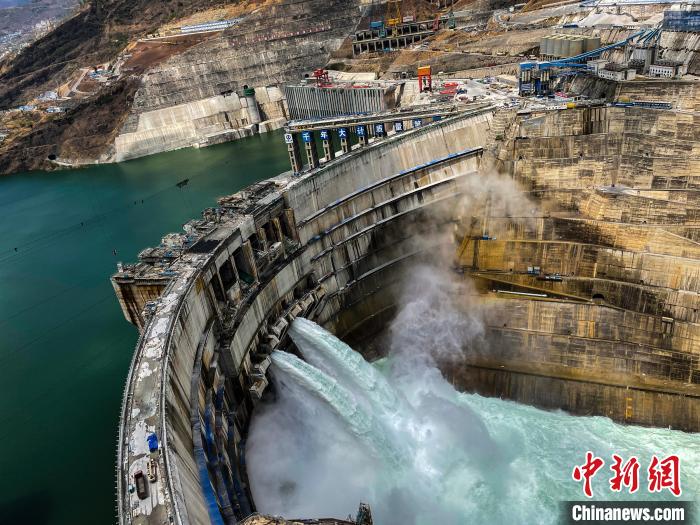 资料图为白鹤滩水电站大坝全景 李珑 摄