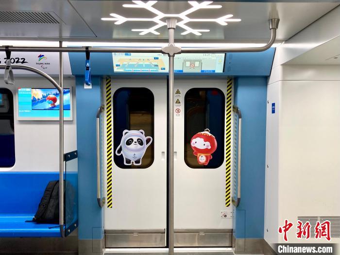 图为北京地铁11号线西段列车内部。徐婧 摄