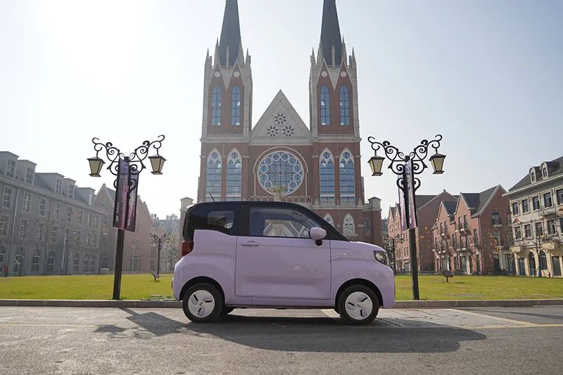 99万的大眼萌让妹子直呼心动-新浪汽车