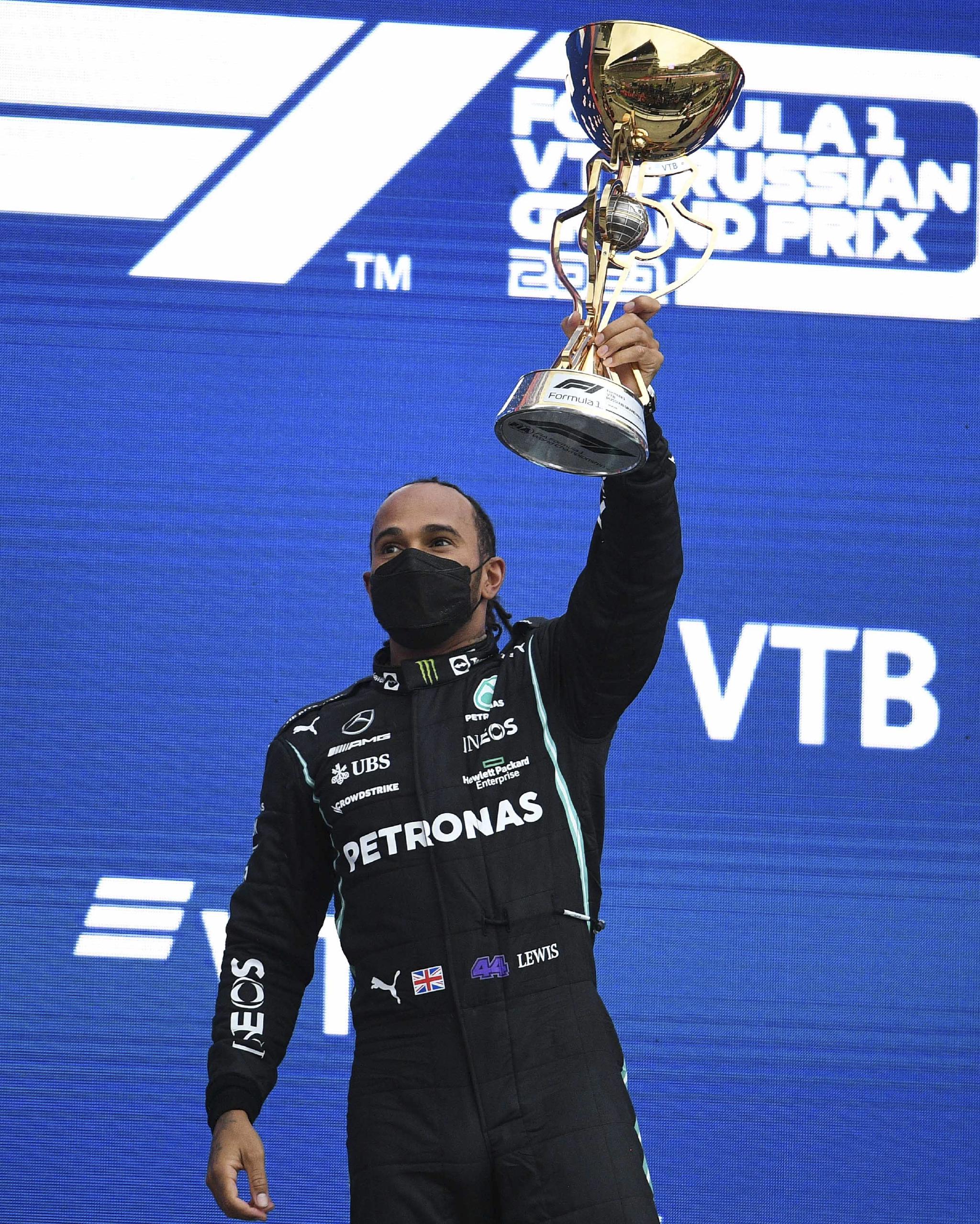 新华社体育部评出2021年国际体育十大新闻之九汉密尔顿成为首位夺得