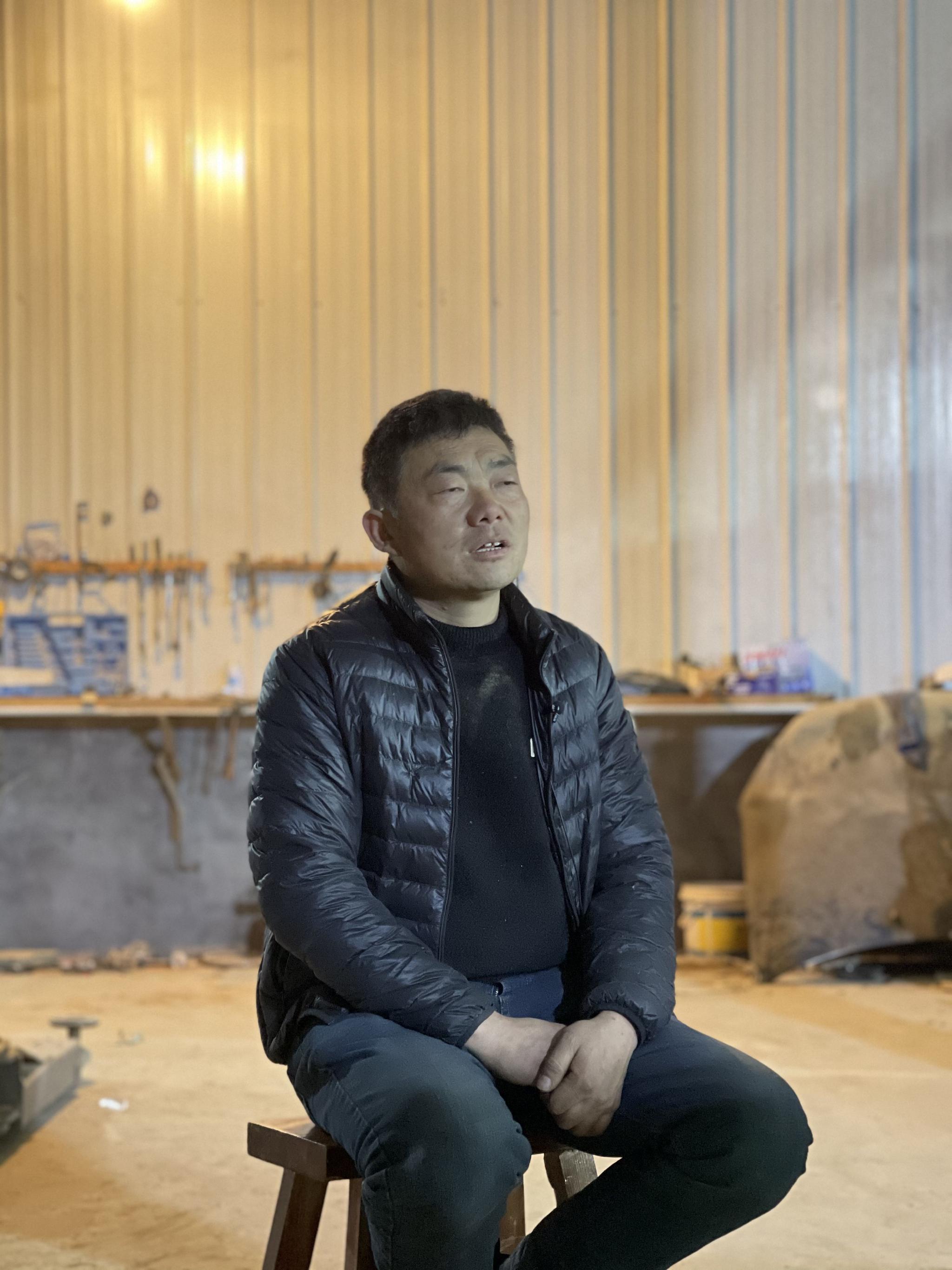 ▲12月19日，吴禄军坐在新的金阳光汽修厂厂房里。新京报记者 王瑞文 摄