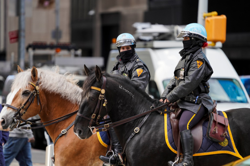 1月20日,骑警在美国纽约时报广场警戒.