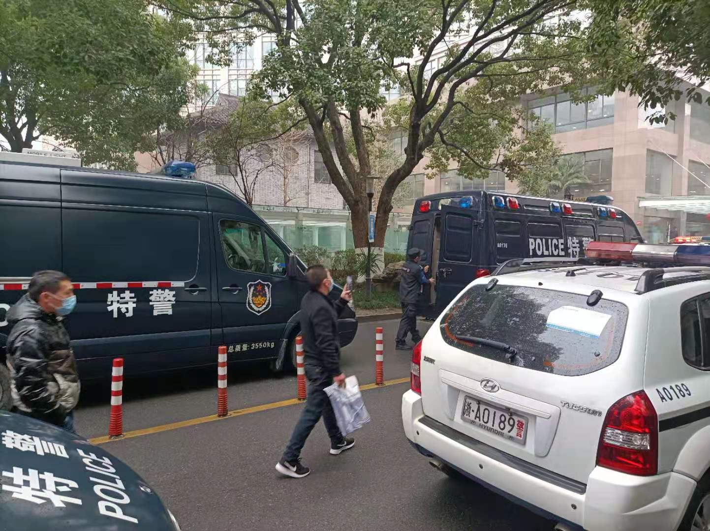 医院现场有警车和救护车 知情人士供图