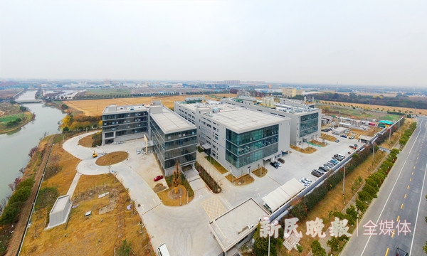 图说：位于青浦工业区的上海杏灵科技药业股份有限公司的全新厂区。新民晚报记者 徐程 摄