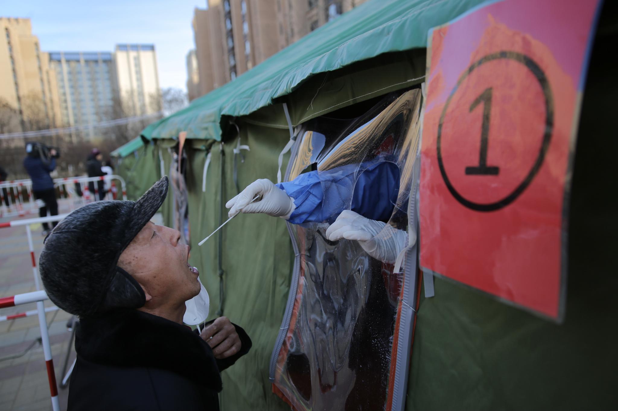 2021年1月3日，北京顺义区双丰街道香悦西区核酸采样点，医务人员对居民进行核酸检测。新京报记者 郑新洽 摄