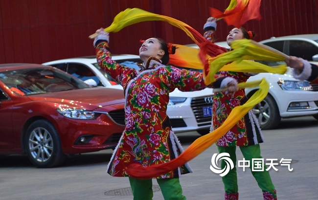 辽宁沈阳，身穿花棉袄的舞蹈演员们正在表演。（小沈阳/视觉中国）