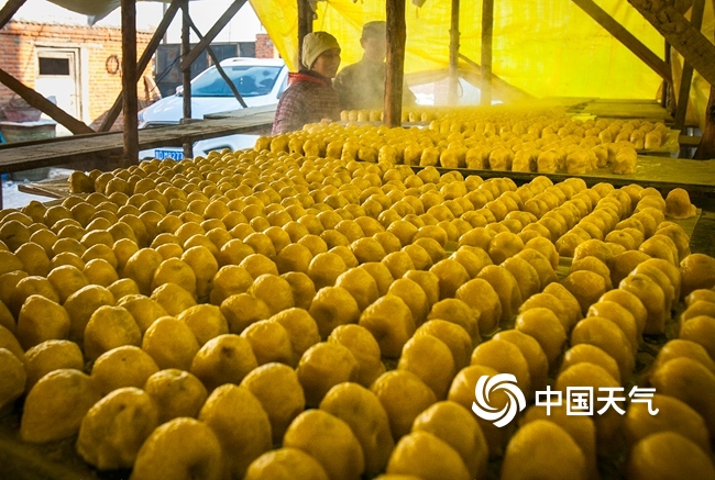 黑龙江佳木斯靠山屯，刚出锅的粘豆包。（肖殿昌/视觉中国）