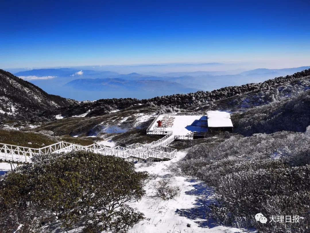 满屏都是苍山雪的风姿.朋友圈沸腾了,大理人喜不自禁,美不胜收.