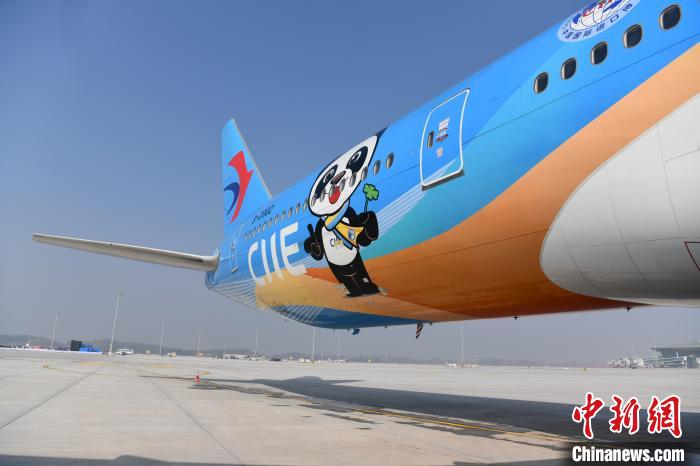 “进博号”彩绘飞机停靠在成都天府国际机场。张浪 摄