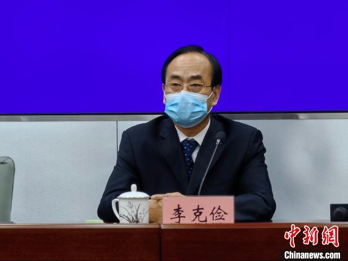 图为廊坊市商务局党组书记,局长李克俭介绍复工复市情况. 宋敏涛 摄