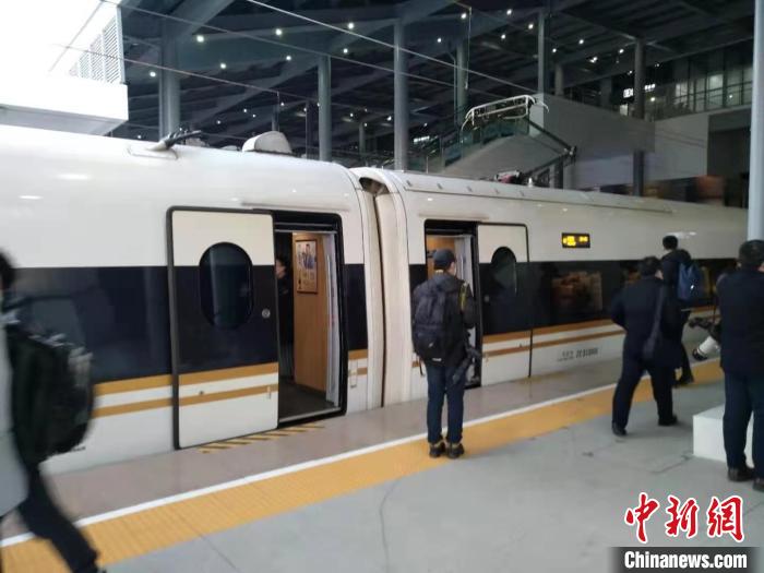 图为赤峰至北京高铁开通现场. 端木 摄