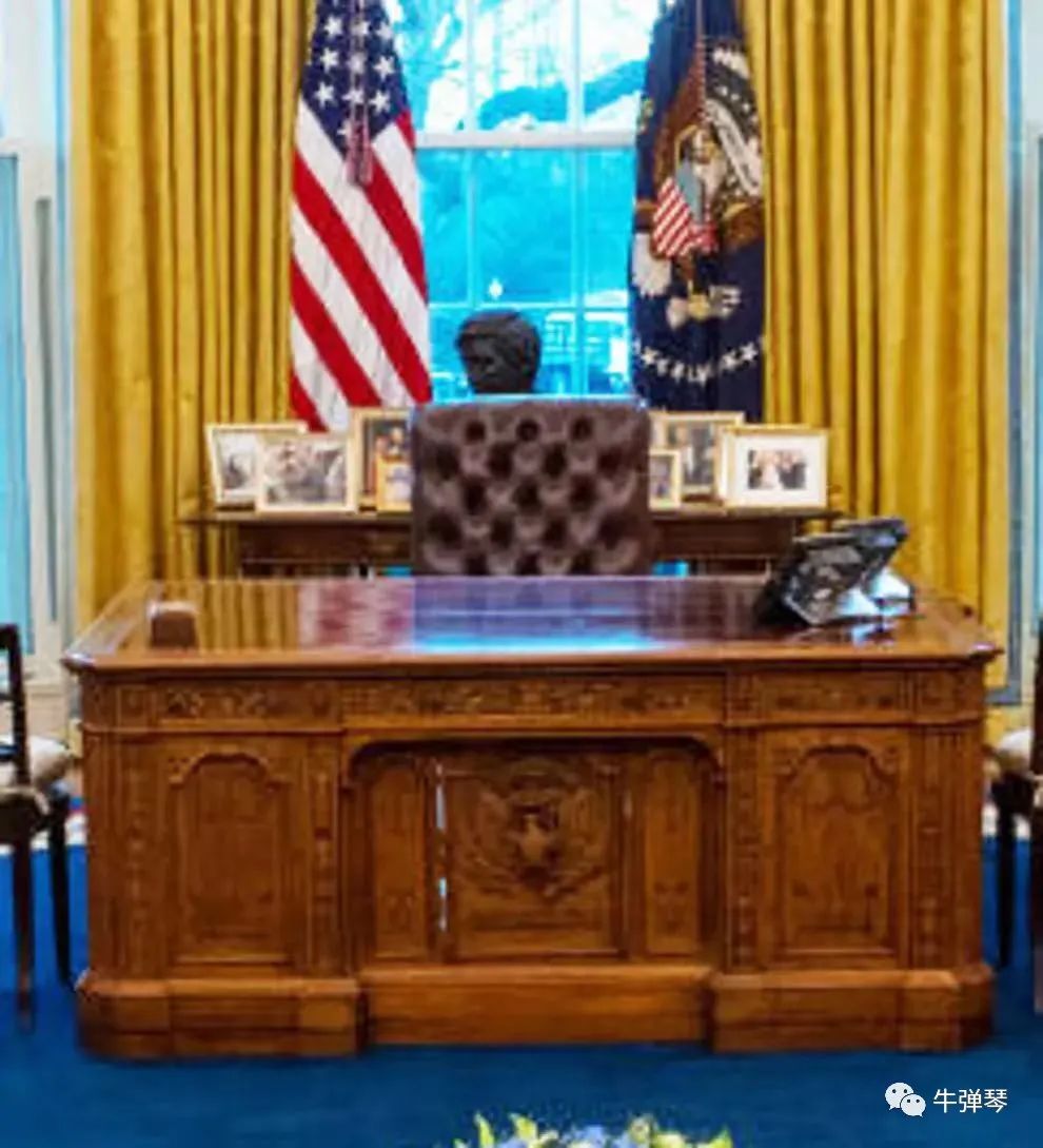 特朗普很喜欢的军队荣誉旗帜装饰,也统统从办公室墙上清走了.