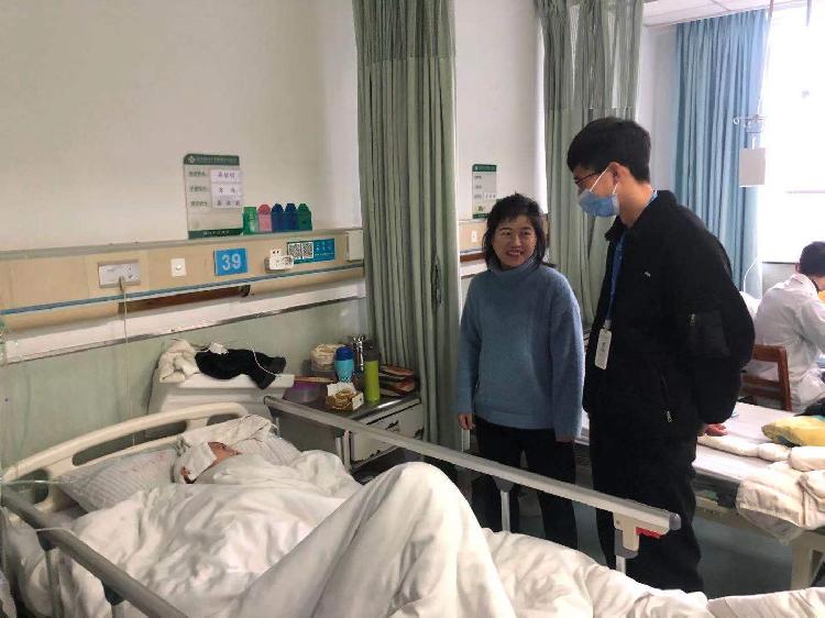 陈世毫(右1)看望困难大病患者