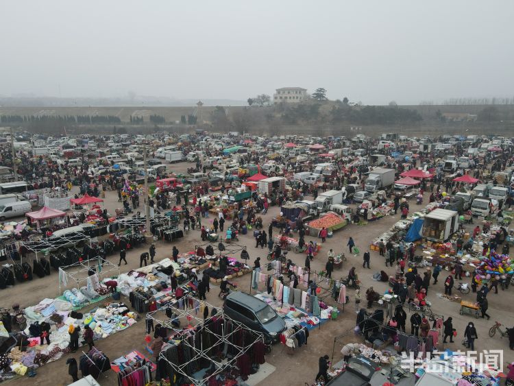 青岛即墨区赶大集寻年味