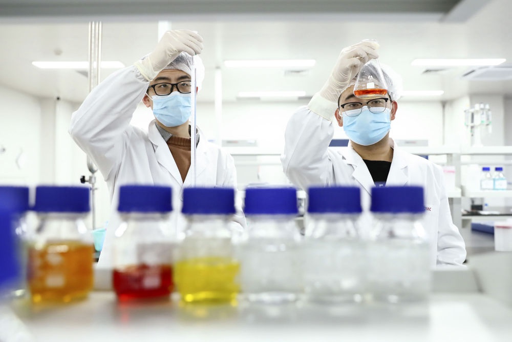 工作人员在科兴中维新冠疫苗质检实验室内进行检验.