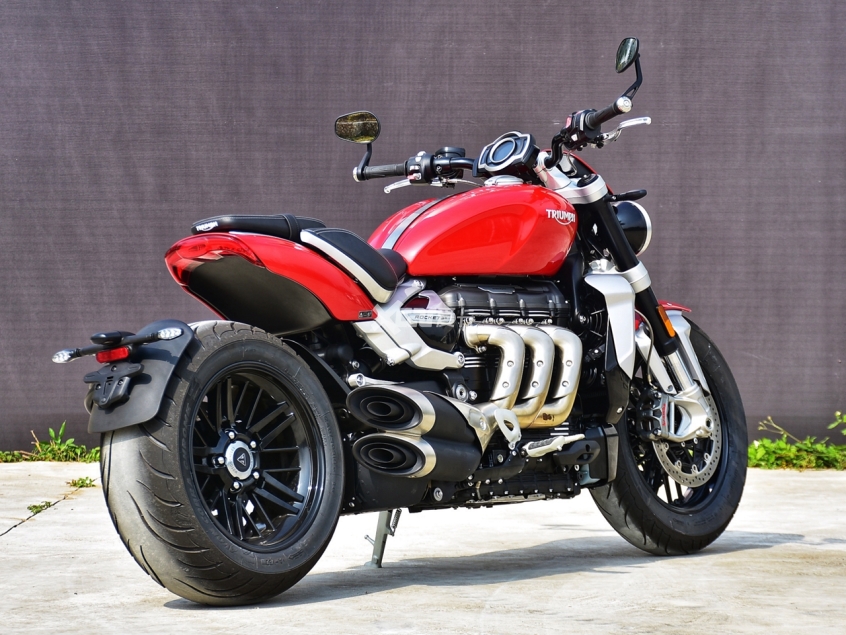 2500cc专治一切不服爱卡试驾凯旋火箭3