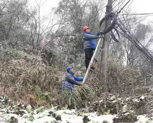 图为邓景琨和同事在检查网络线路