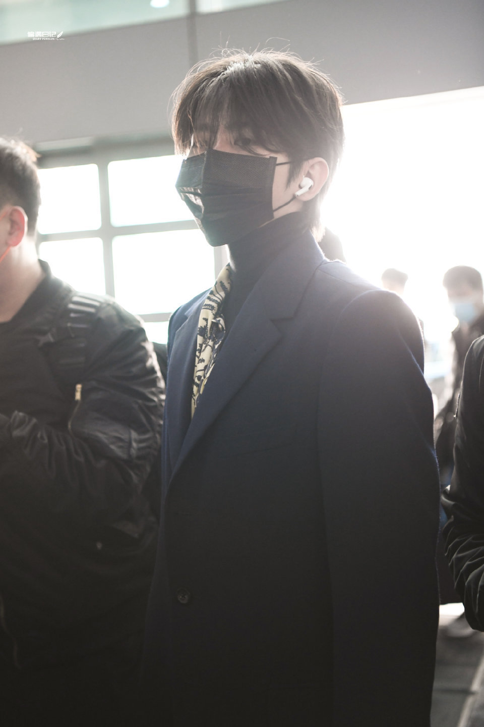 蔡徐坤今日份机场出发饭拍带口罩也挡不住的帅气