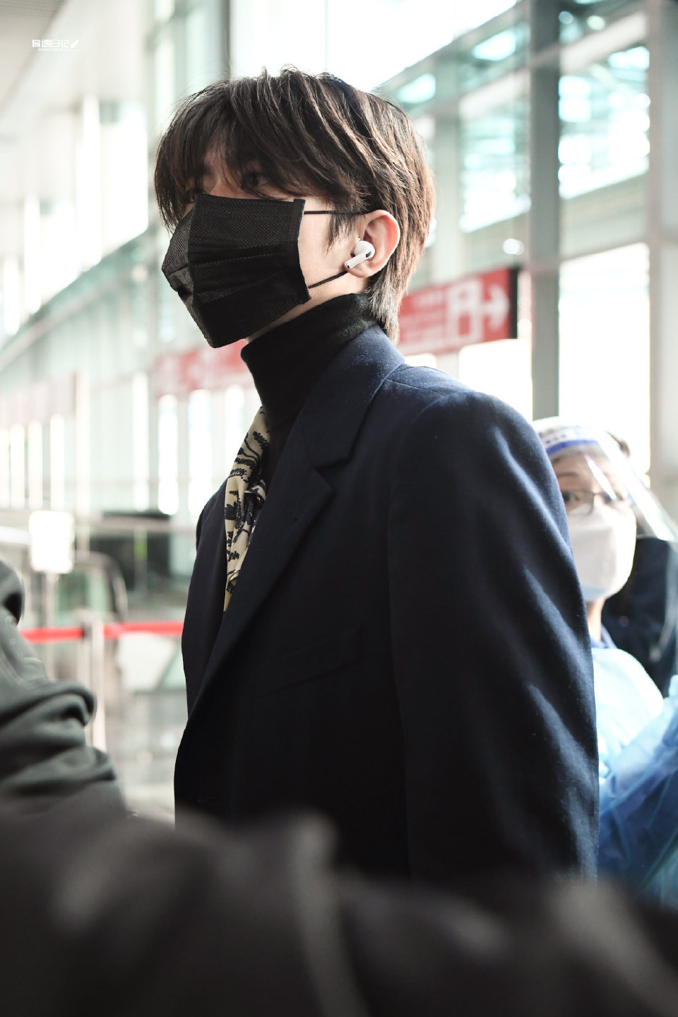 蔡徐坤今日份机场出发饭拍带口罩也挡不住的帅气